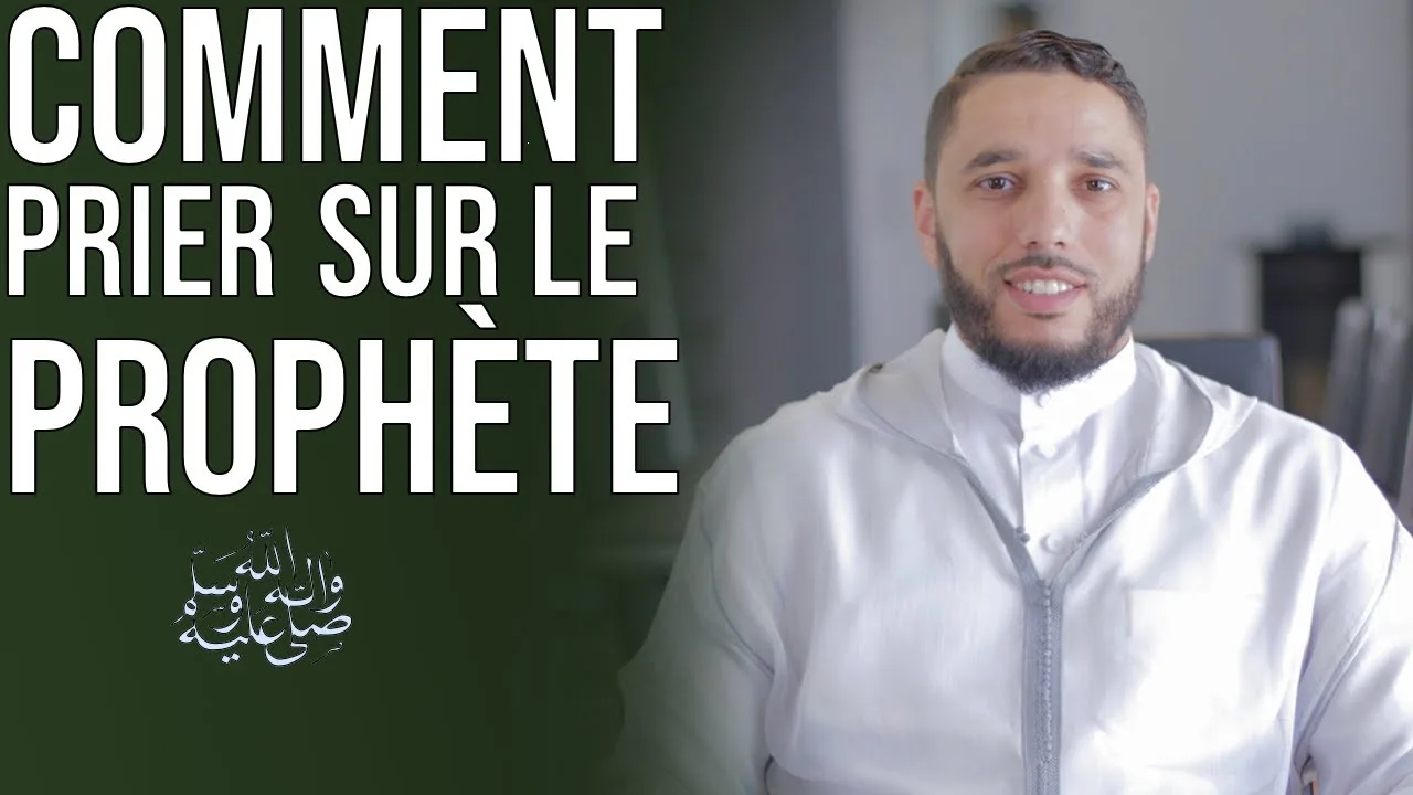 Un homme en prière dans une mosquée, mains levées vers le ciel
