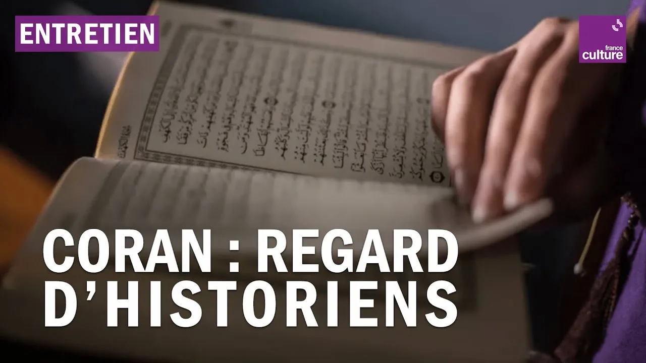 Un Coran ouvert avec une lumière douce, invitant à la lecture
