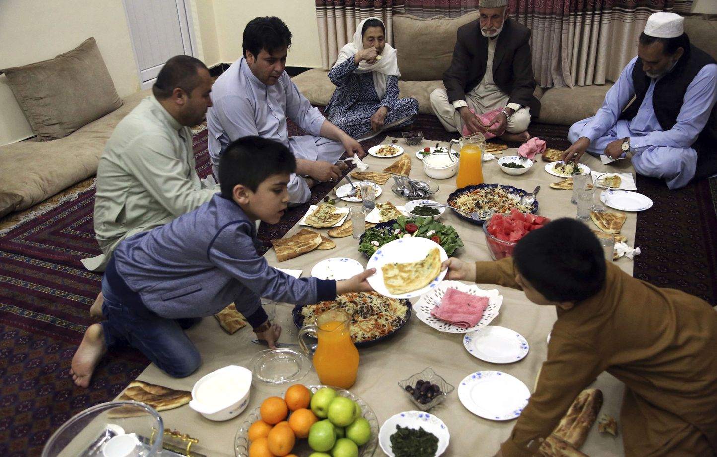 Famille souriante partageant le repas de l