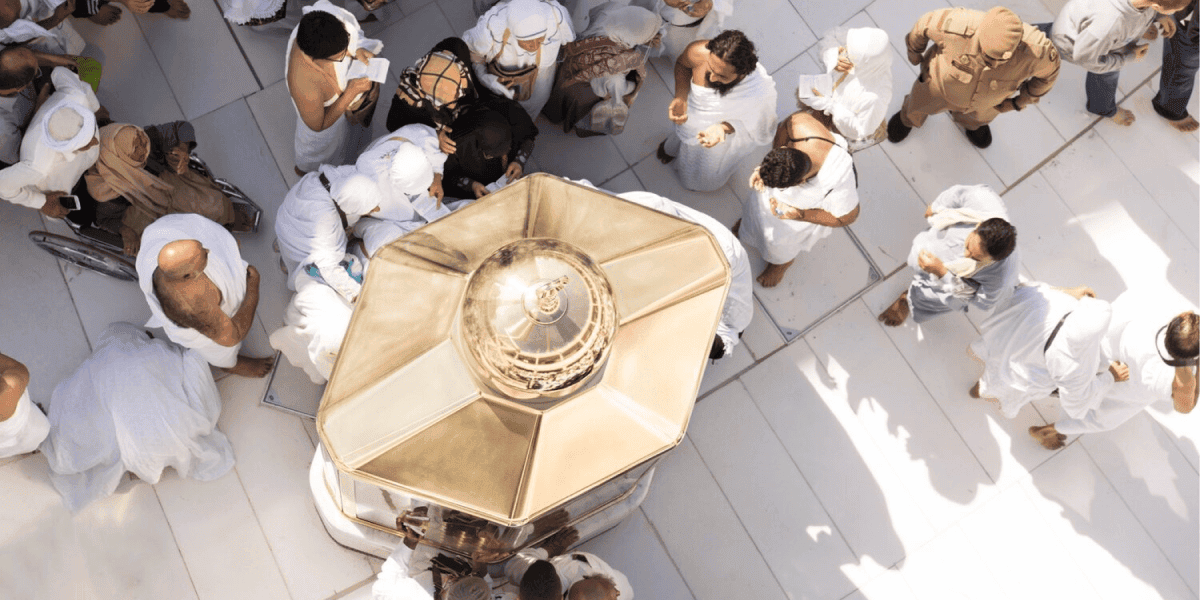 Millions de pèlerins en blanc tournant autour de la Kaaba à La Mecque