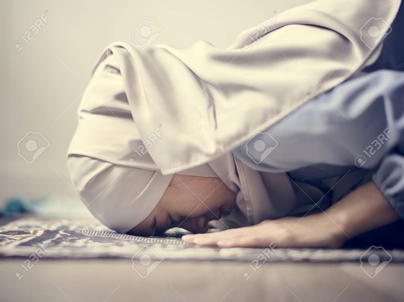 Homme en position de prosternation complète (sujud) lors de la prière