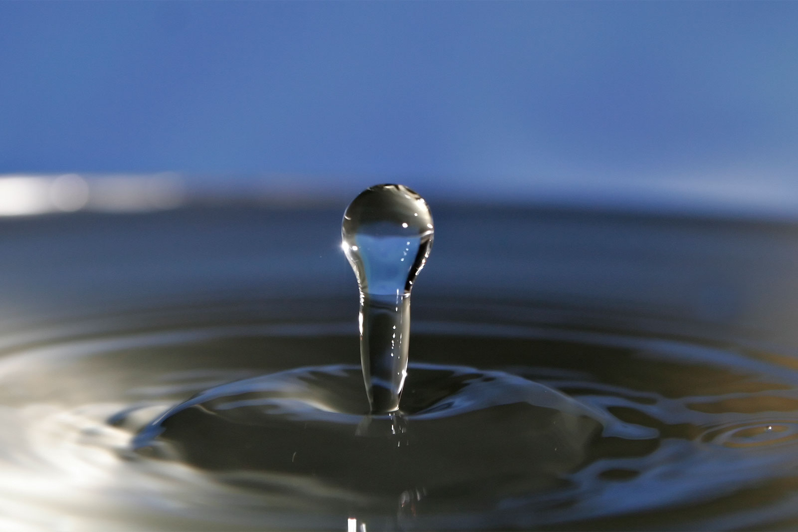 Eau cristalline coulant symbolisant les rêves d
