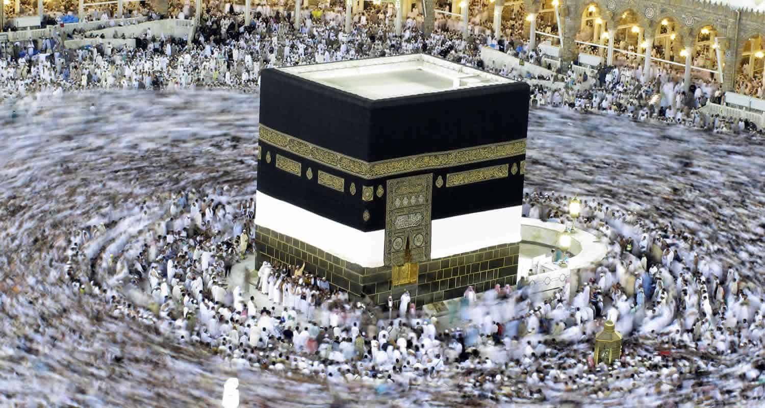 Vision onirique de la Kaaba illuminée représentant un rêve béni en islam
