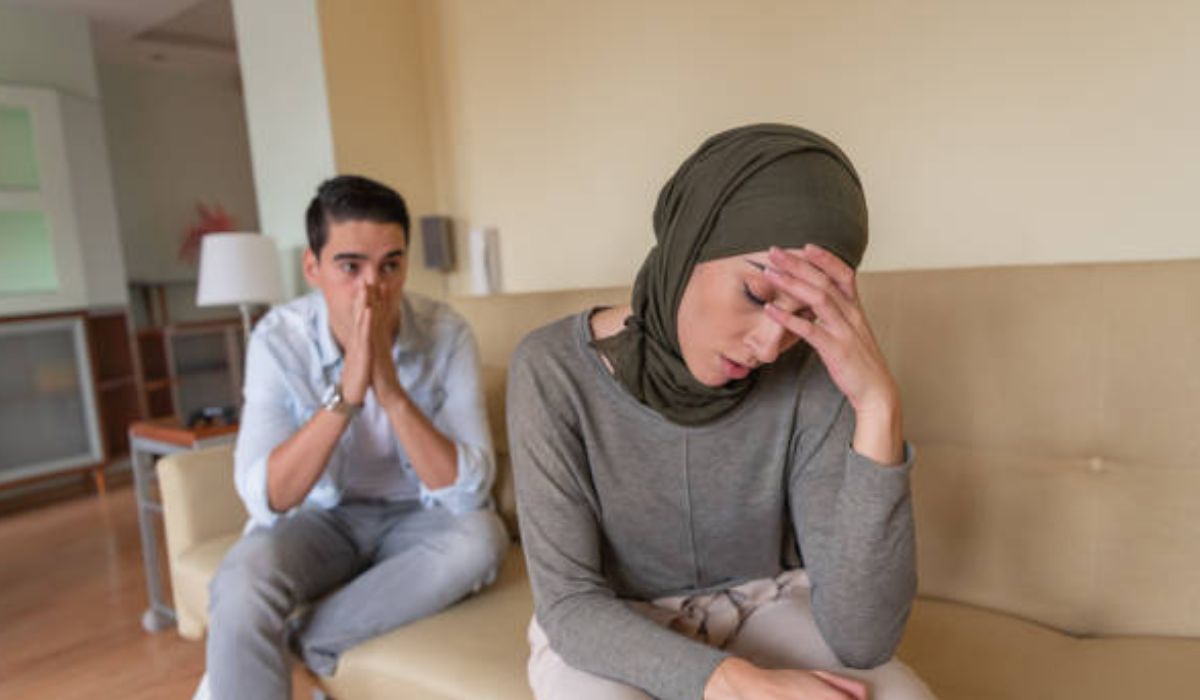 Femme musulmane souriante après un divorce, nouveau départ en islam